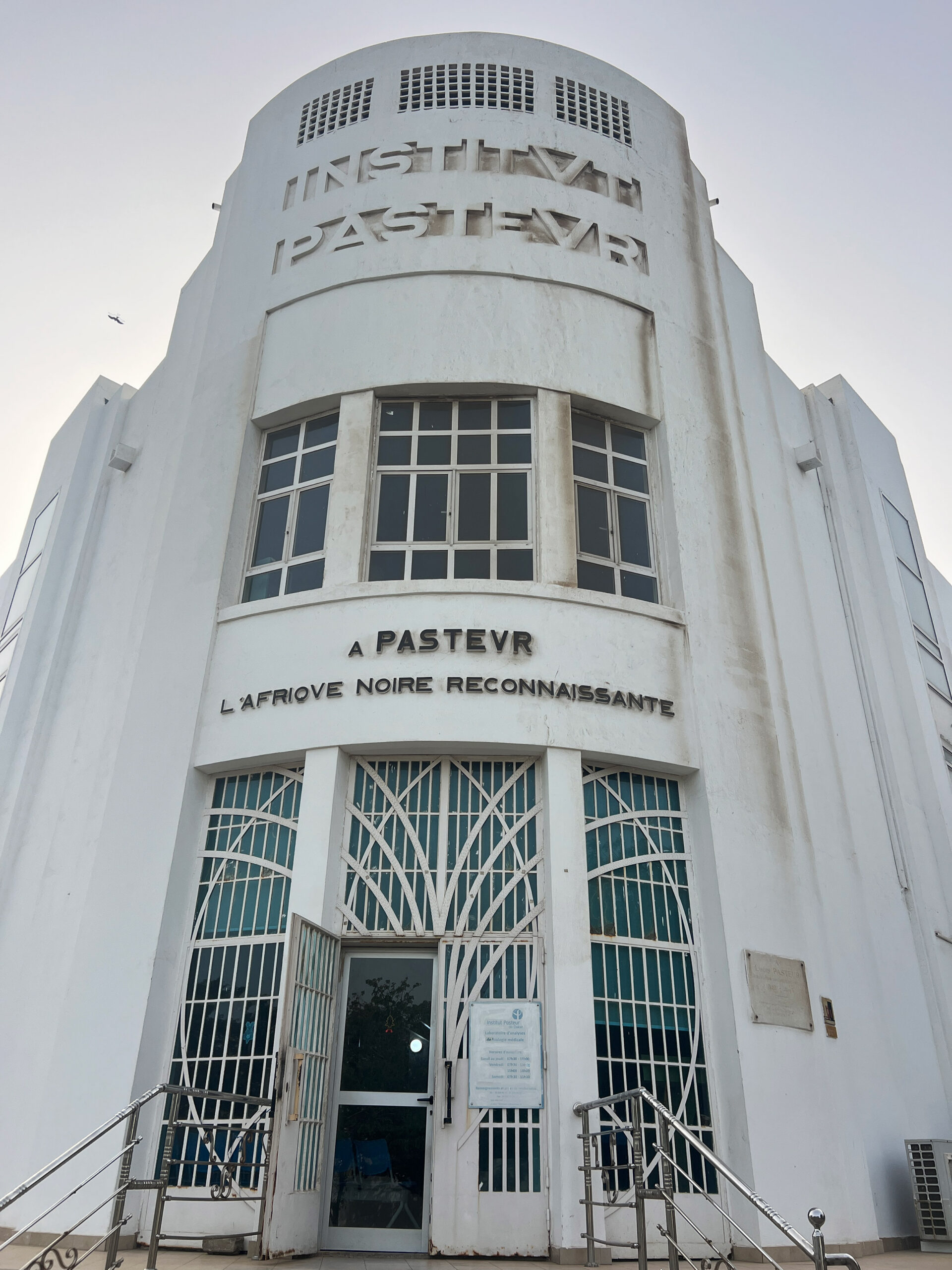 Curved facade of art-deco style building, Institut de Dakar